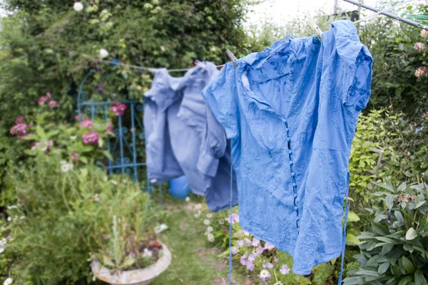 Tvätt linje på en stuga trädgård i sommar — Stockfoto