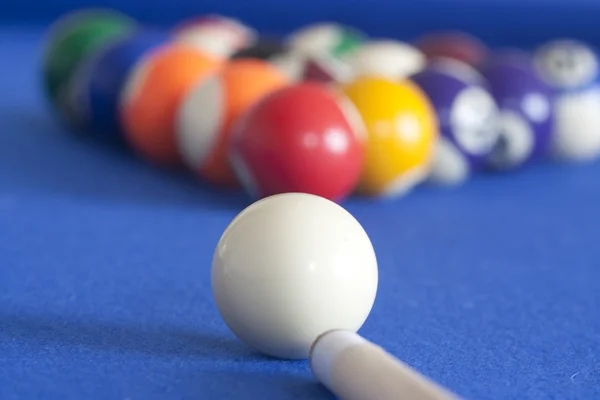 Bola branca pronta para jogar bilhar — Fotografia de Stock