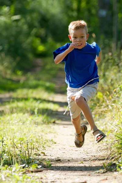 Ung pojke kör i naturen — Stockfoto