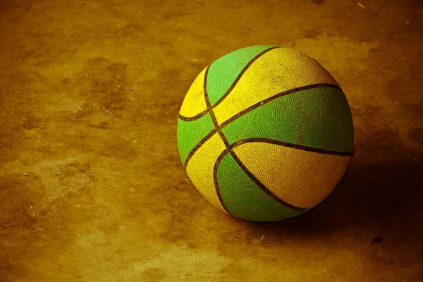 Basketbal na cementové podlahy — Stock fotografie