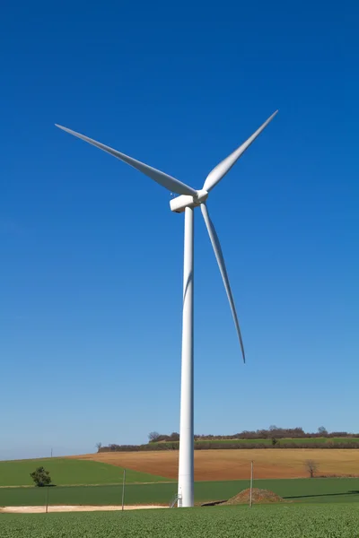 Turbina eólica sob céu azul claro — Fotografia de Stock