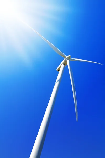 Větrná turbína v jasné modré oblohy — Stock fotografie