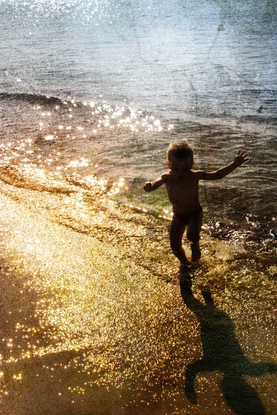 Dítě hraje s mořem — Stock fotografie