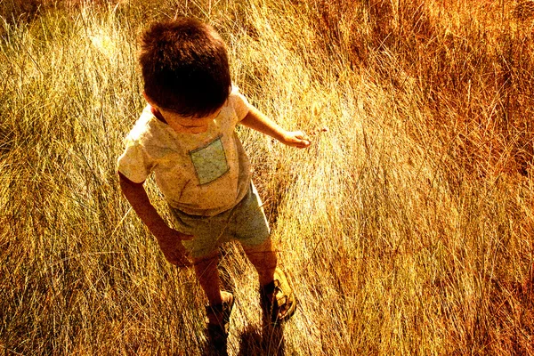 Kind in savanne — Stockfoto