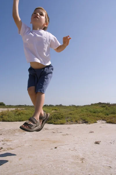 Criança saltando — Fotografia de Stock