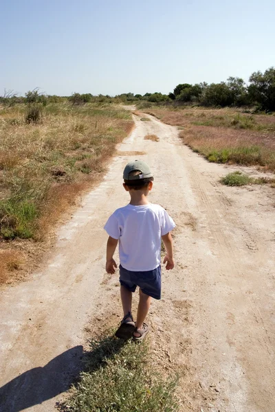 Enfant sur la route — Photo