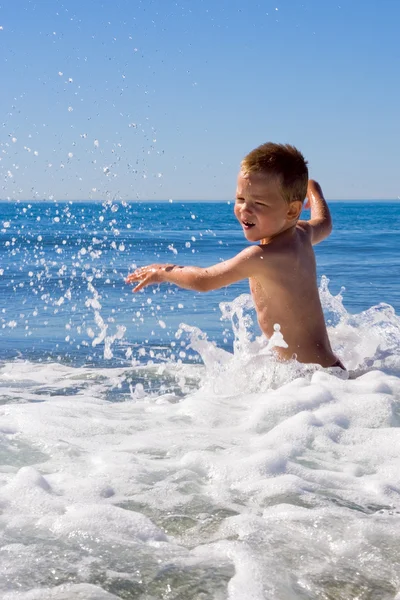 Niño en el mar —  Fotos de Stock