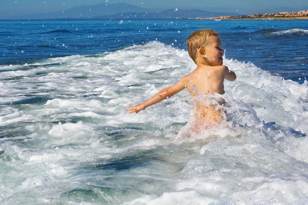 Niño jugando en el mar — Foto de Stock