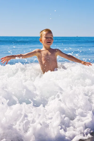 Παιδί που παίζει στη θάλασσα — Φωτογραφία Αρχείου