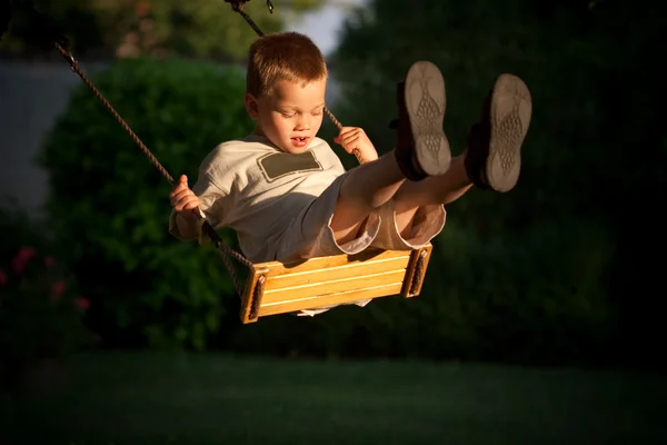 Enfant sur swing — Photo