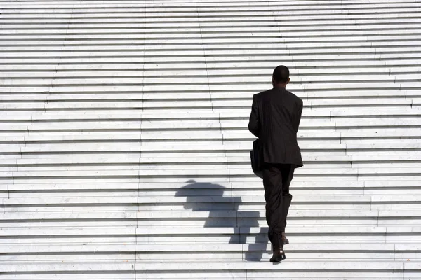 Hombre de negocios subir escaleras — Foto de Stock
