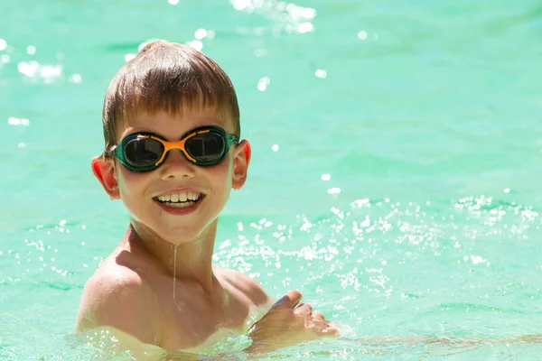 Bambino che nuota in piscina — Foto Stock