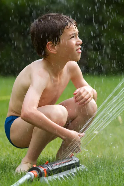 Genç çocuk ve su — Stok fotoğraf