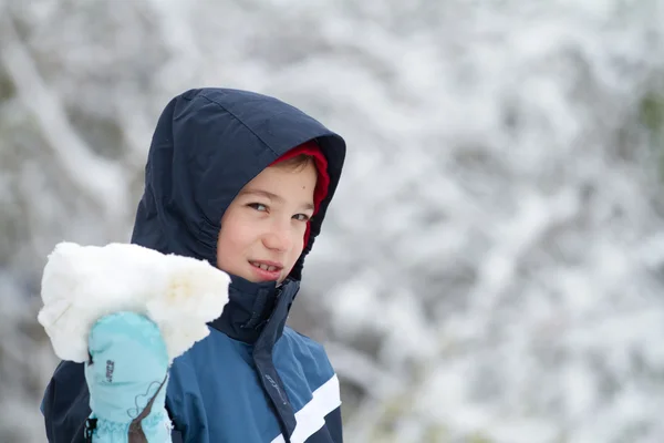 Маленький ребенок зимой — стоковое фото