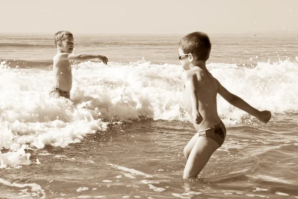 海滩上的孩子 — 图库照片