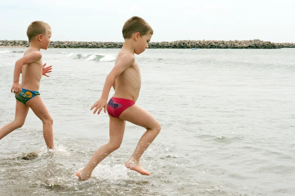 해변의 어린이들 — 스톡 사진