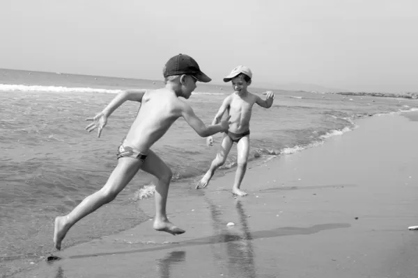 Niños en la playa —  Fotos de Stock