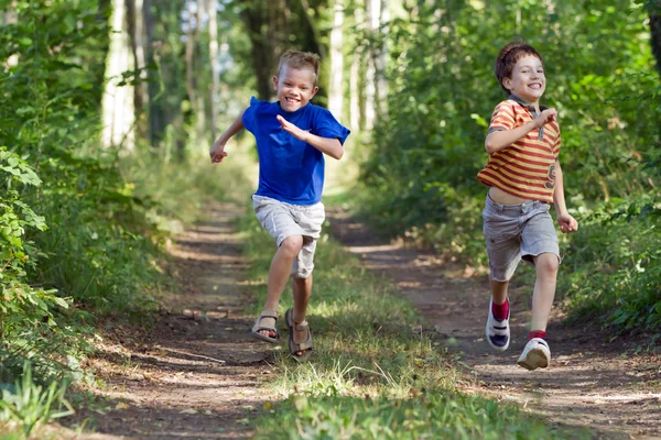 Unga barn springa i naturen — Stockfoto