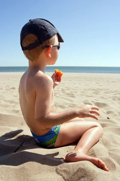 Дитина на пляжі — стокове фото