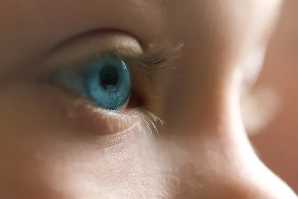 Ребенок с голубыми глазами — стоковое фото