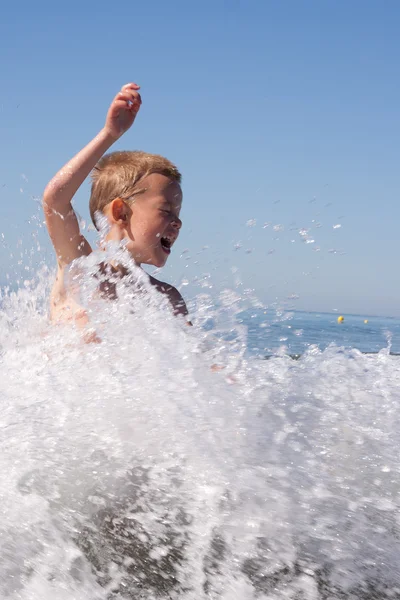 Niño en la playa —  Fotos de Stock