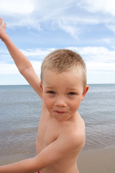 Niño en la playa — Foto de Stock