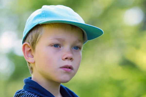 Jeune enfant avec une casquette — Photo