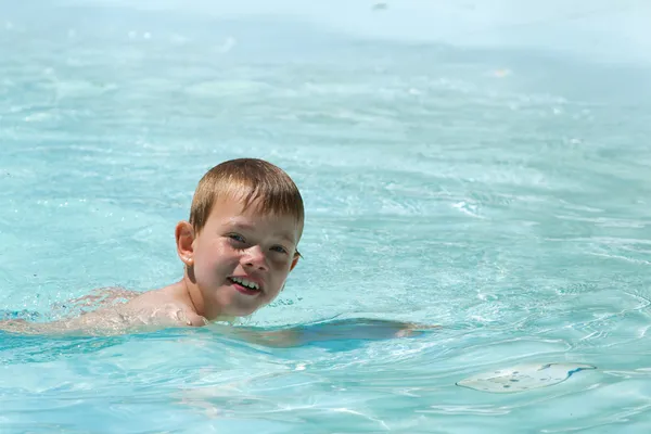 年轻的孩子在一个游泳池 — 图库照片