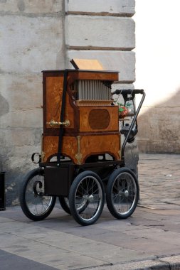 Barrel organ clipart