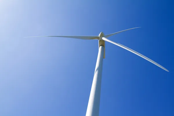 Turbina eólica bajo cielo azul claro —  Fotos de Stock