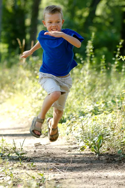 Νεαρό αγόρι που τρέχει στη φύση — Φωτογραφία Αρχείου
