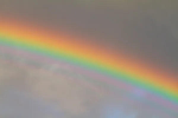 Echter Regenbogen am Himmel — Stockfoto