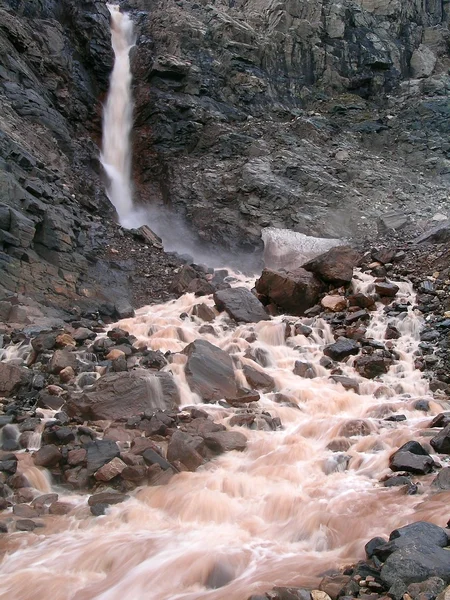 山岳の北極の滝 — ストック写真