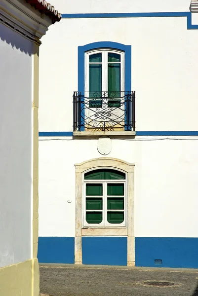 Windows-hagyományos építészet Portugáliában. — Stock Fotó