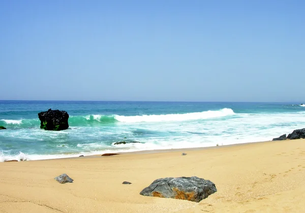 Modré moře při pobřeží Portugalska. — Stock fotografie