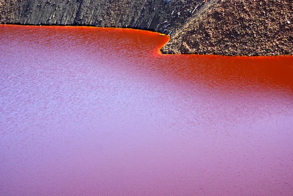 Acqua contaminata nella laguna della miniera . — Foto Stock