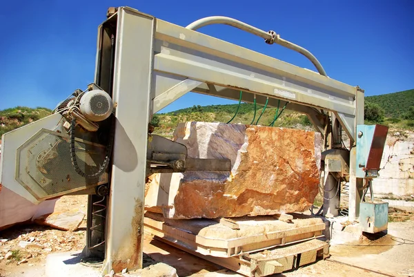 Machines in steengroeve van marmeren extractie. — Stockfoto