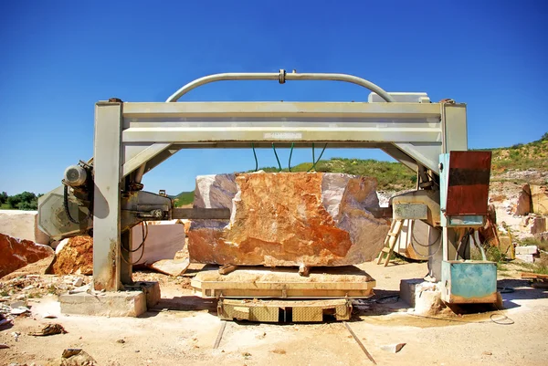 Maskiner i stenbrottet marmor extraktion. — Stockfoto