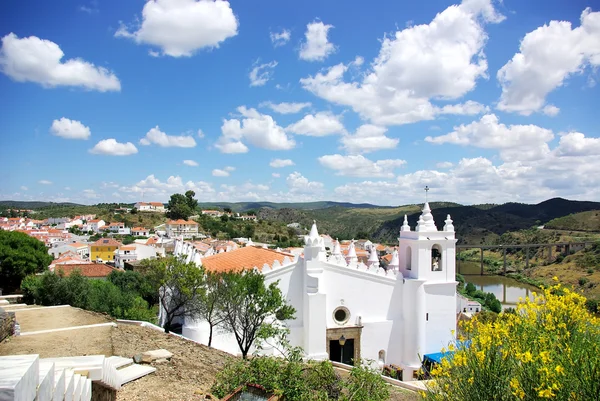 Mertola, Portekiz güneyinde beyaz kilise. — Stok fotoğraf
