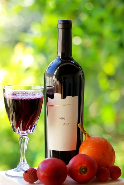 Bottiglia e bicchiere di vino rosso . — Foto Stock
