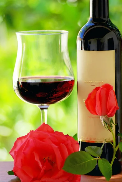 Red roses and red wine. — Stock Photo, Image