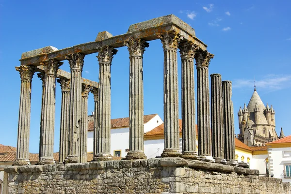 Templo romano e torre da catedral de Évora, Portugal . — Fotografia de Stock