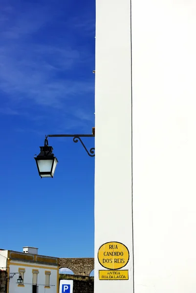 Linterna y muro de la calle Evora . —  Fotos de Stock
