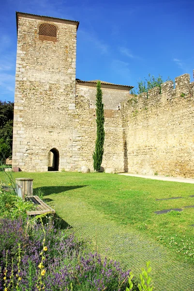 Turm und Mauer der Verteidigung von Evora. — Stockfoto