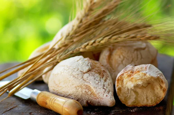 Portugese brood en pieken van tarwe. — Stockfoto