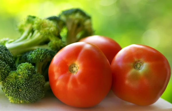 Brokuły i dojrzały pomidor. — Zdjęcie stockowe