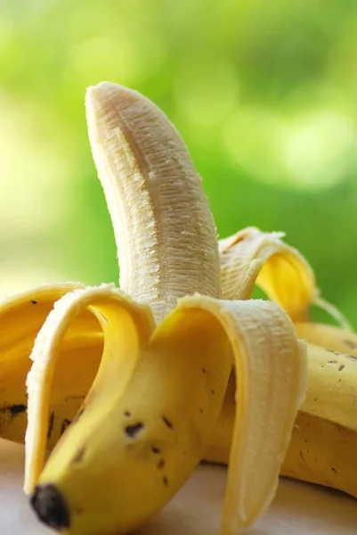 Banane ouverte isolée sur fond vert — Photo