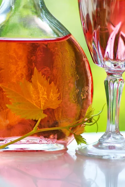 Склянка і пляшка трояндового вина — стокове фото