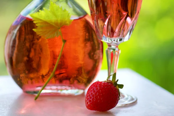 Glass of rose wine and strawberry. — Stock Photo, Image