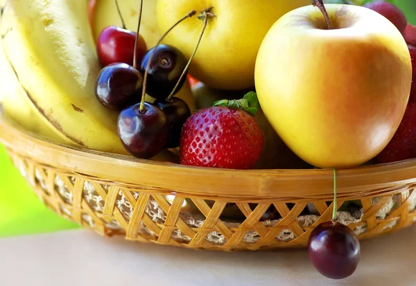 Frutas no cesto — Fotografia de Stock